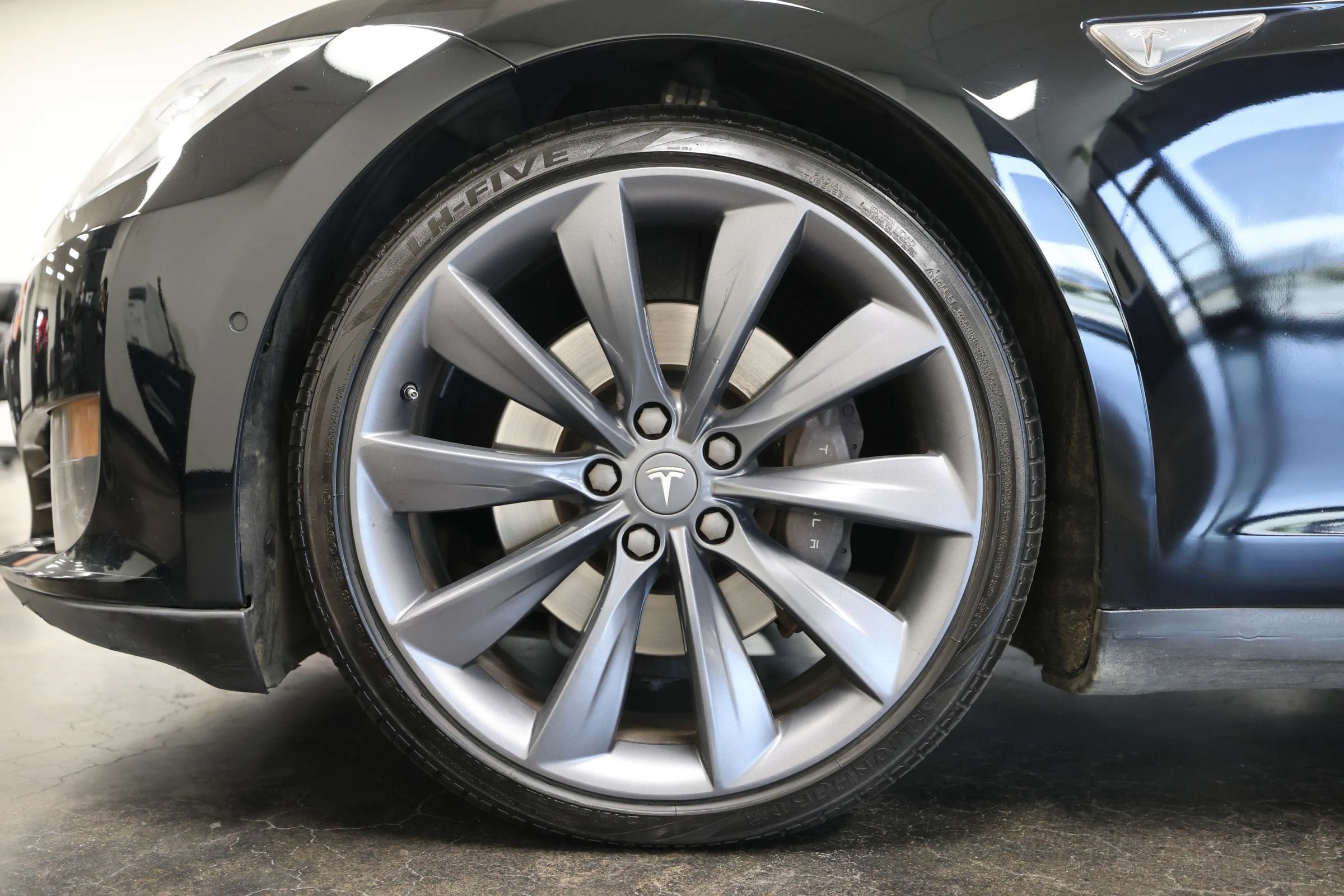 Used 2015 Tesla Model S 70D AWD/4WD image 16