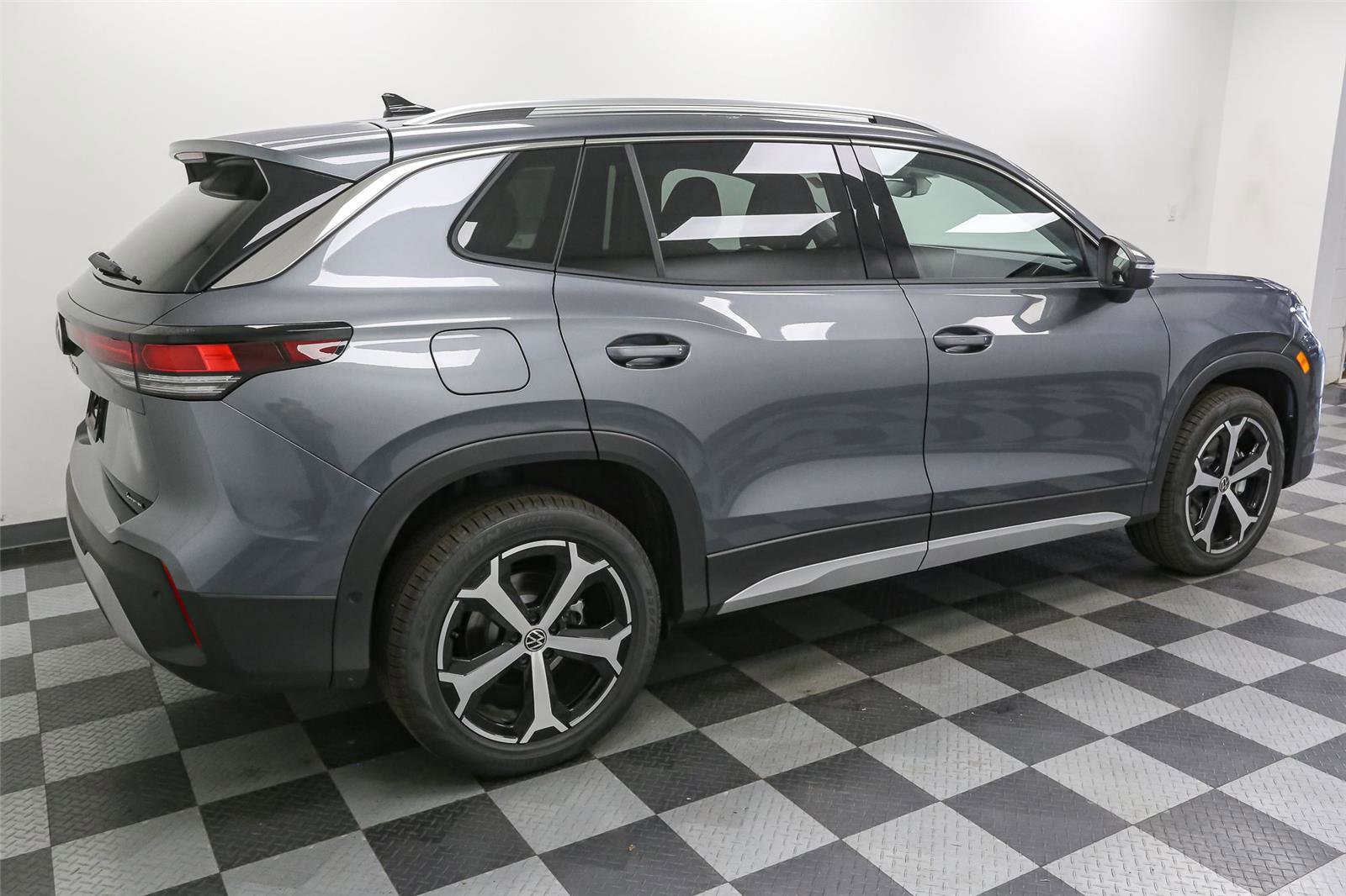 New 2025 Volkswagen Tiguan SE image 8