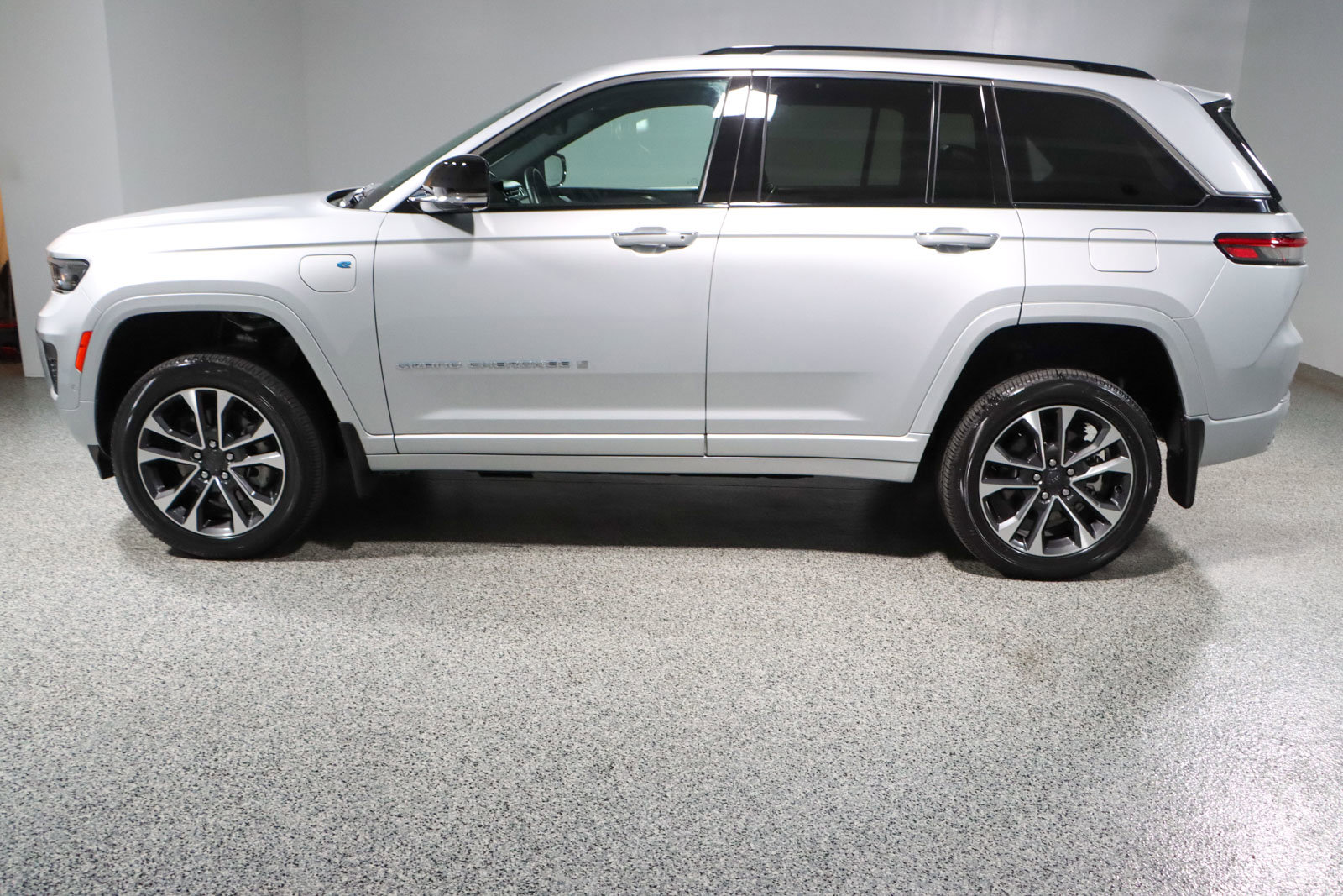 Used 2022 Jeep Grand Cherokee Overland w/ Advanced Protech Group III image 10