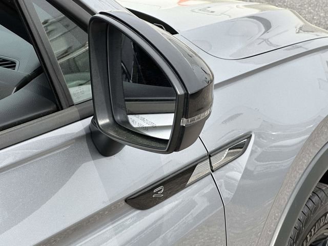 Used 2022 Volkswagen Tiguan SE R-Line image 25
