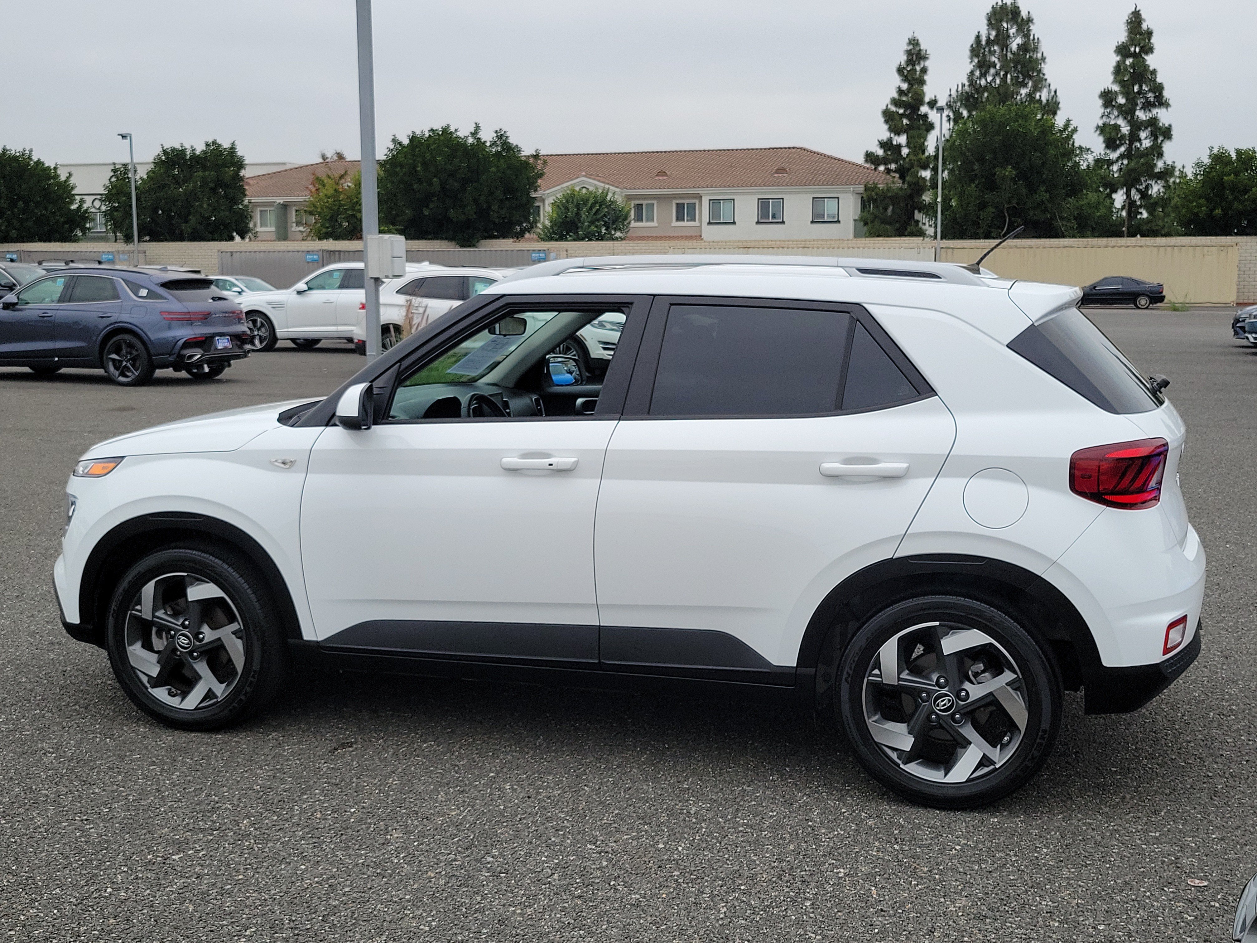 Certified 2024 Hyundai Venue SEL FWD image 26