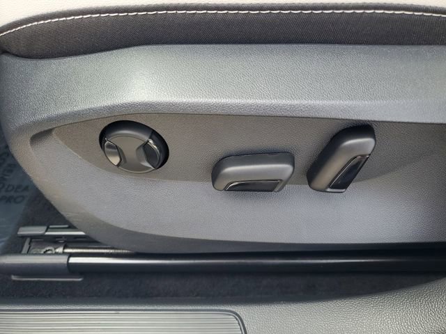 Used 2025 Volkswagen Taos SE w/ Panoramic Sunroof Package image 18