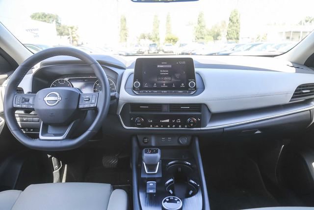 Used 2025 Nissan Rogue SV w/ SV Premium Package image 13