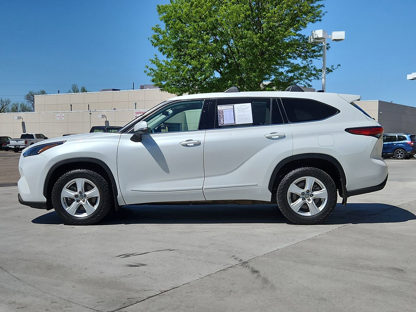 Used 2022 Toyota Highlander L AWD/4WD image 2