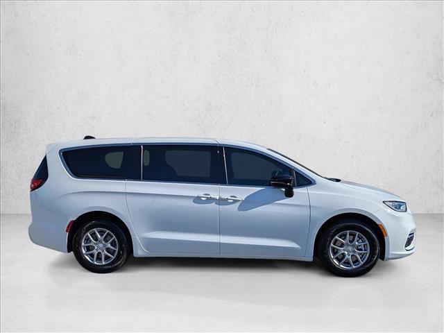 New 2026 Chrysler Pacifica Select image 4