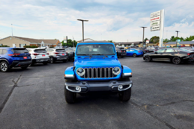 Used 2025 Jeep Wrangler Unlimited Sahara AWD/4WD image 2