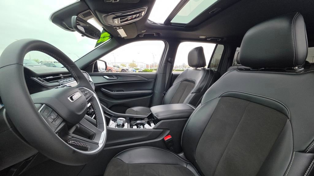 Used 2023 Jeep Grand Cherokee Altitude AWD/4WD image 21