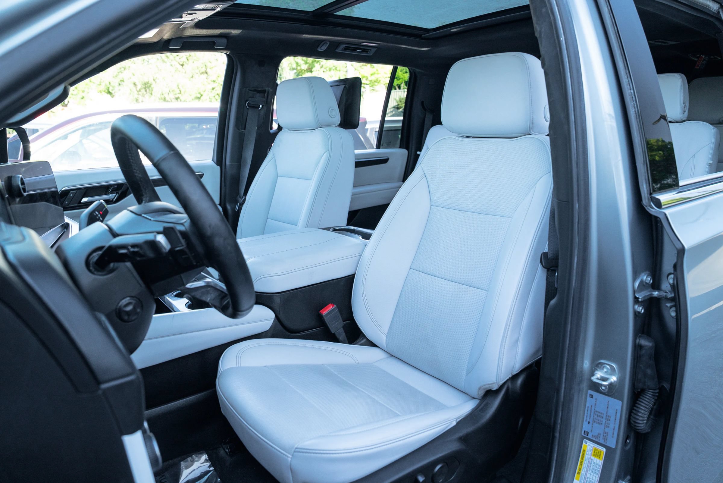 Used 2025 Chevrolet Suburban Premier AWD/4WD image 16