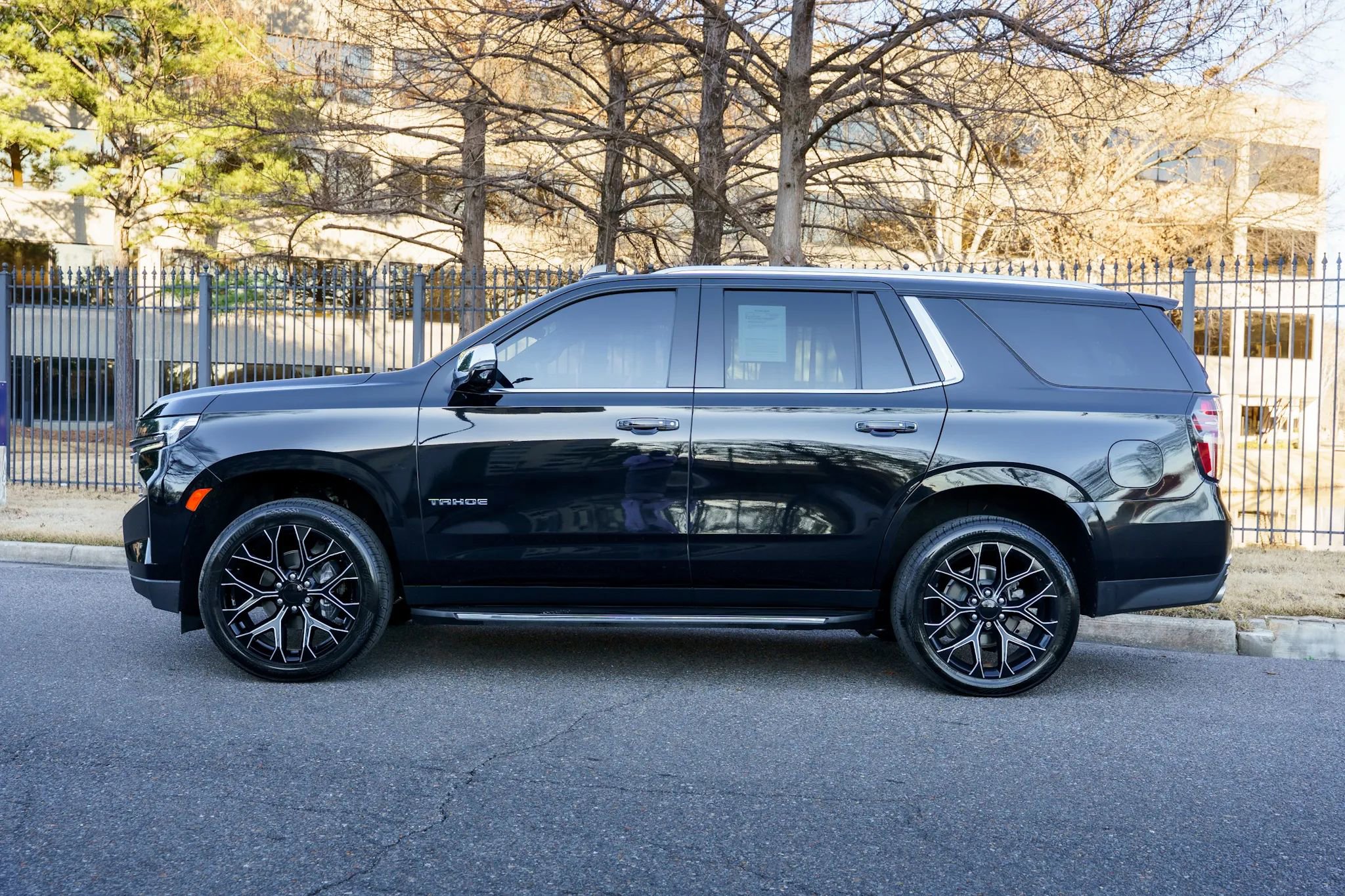 Used 2021 Chevrolet Tahoe Premier w/ Premium Package image 9