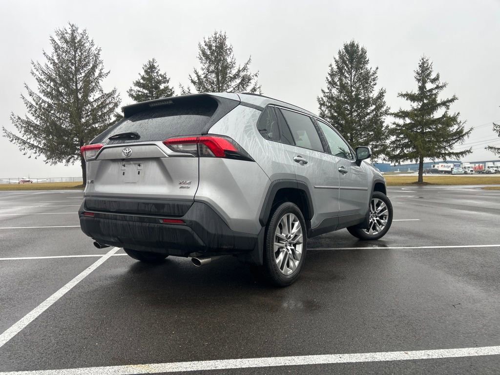 Used 2021 Toyota RAV4 XLE Premium image 11
