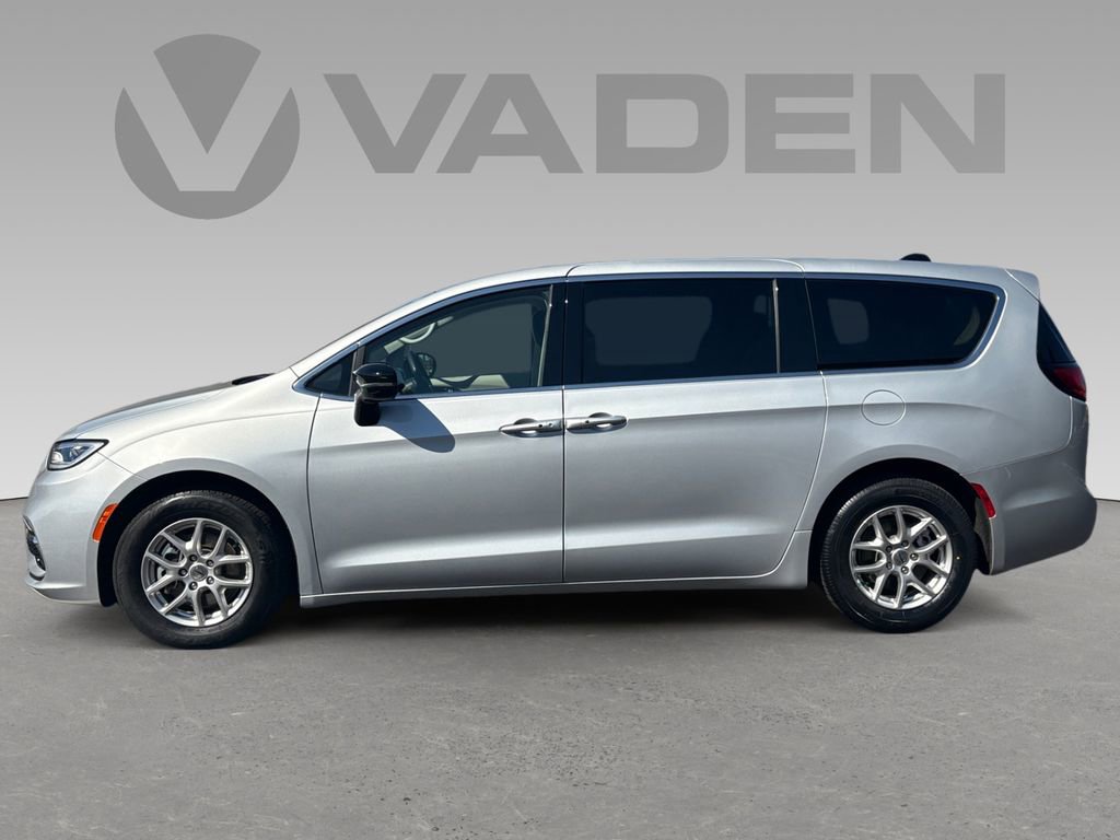 Used 2024 Chrysler Pacifica Touring-L image 7