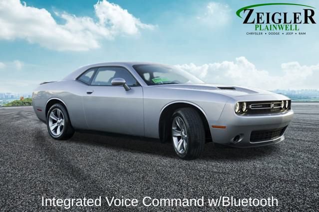 Used 2016 Dodge Challenger SXT image 4