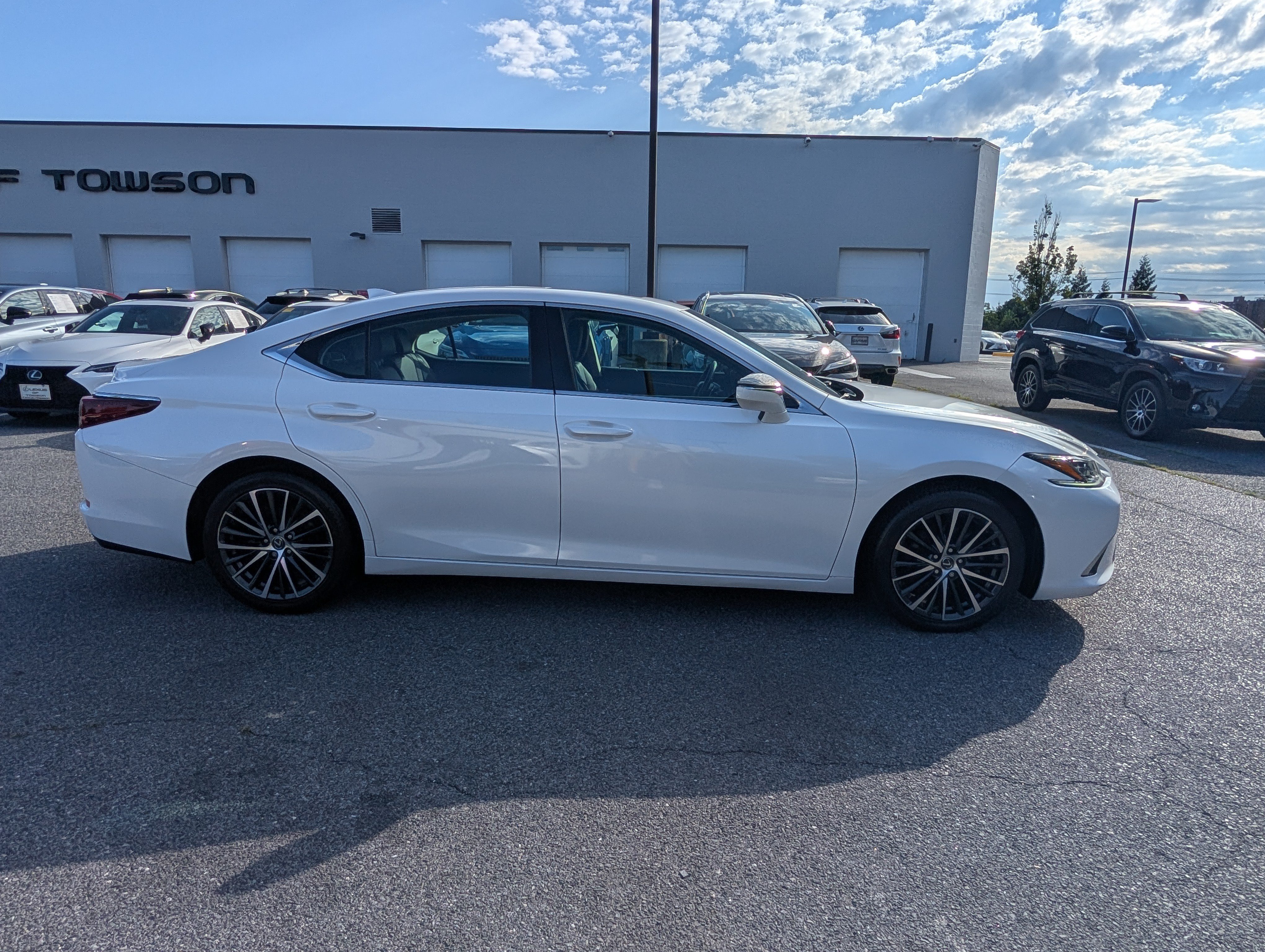 Used 2023 Lexus ES 350 w/ Premium Package FWD image 2