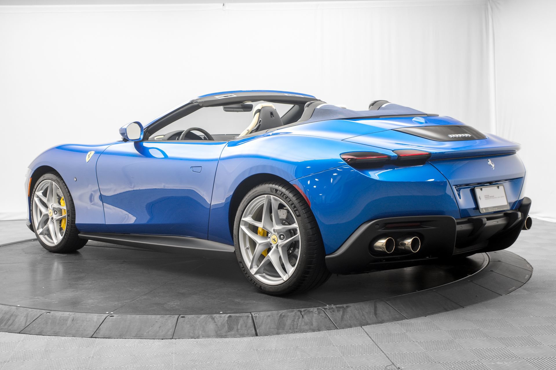 Used 2026 Ferrari Roma Spider RWD image 5