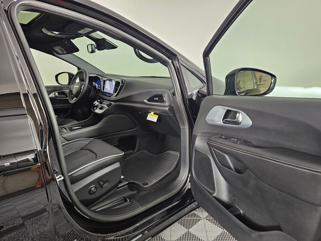 New 2026 Chrysler Pacifica Limited w/ S Appearance Package image 40