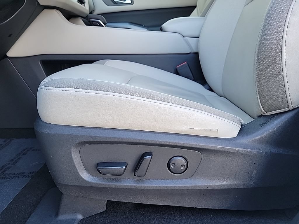 Used 2023 Nissan Pathfinder SL AWD/4WD image 16