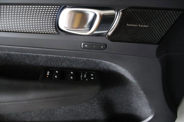 Used 2021 Volvo XC40 T5 R-Design image 11