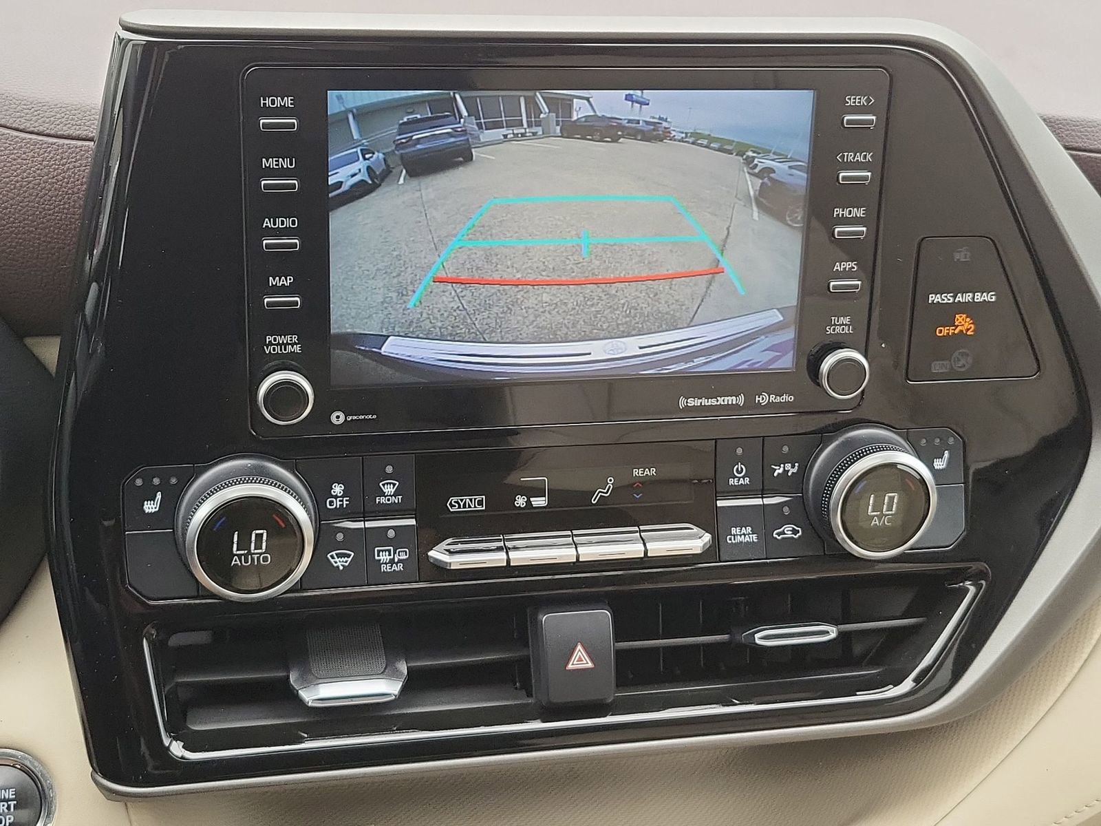 Used 2022 Toyota Highlander XLE FWD image 15