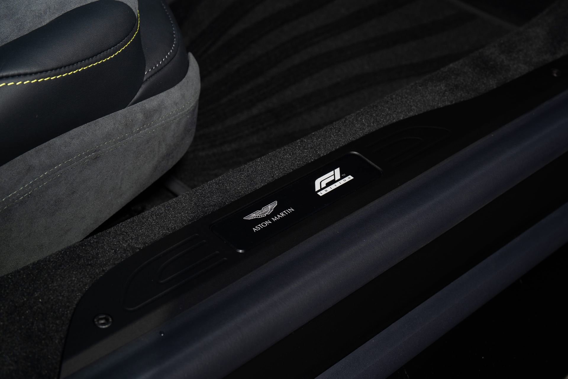 Used 2023 Aston Martin V8 Vantage Coupe RWD image 18