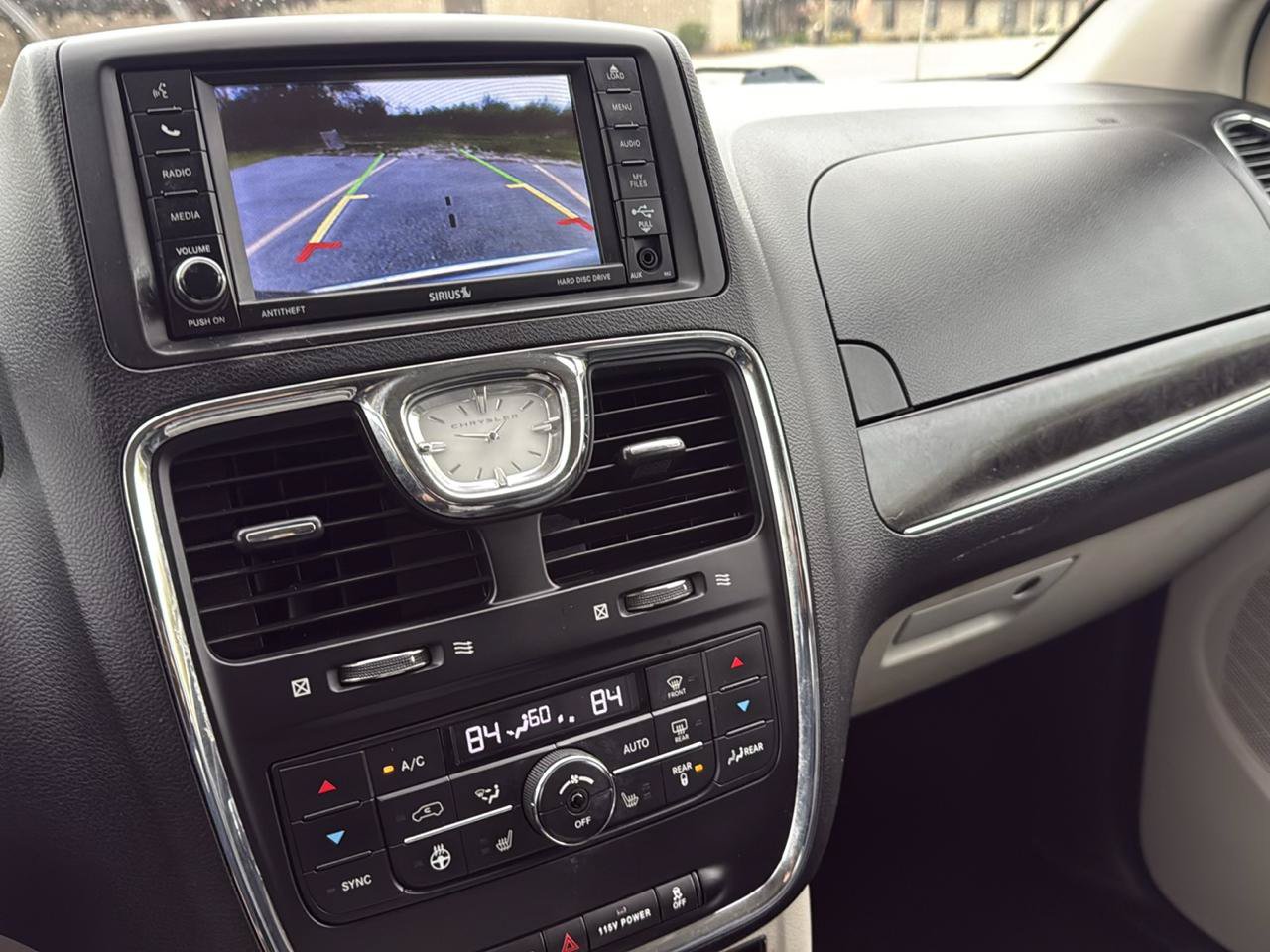 Used 2016 Chrysler Town & Country Touring w/ Driver Convenience Group FWD image 17