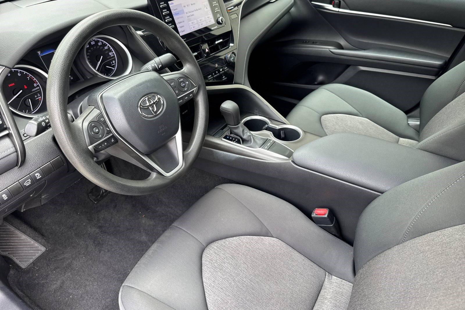 Used 2022 Toyota Camry LE FWD image 4