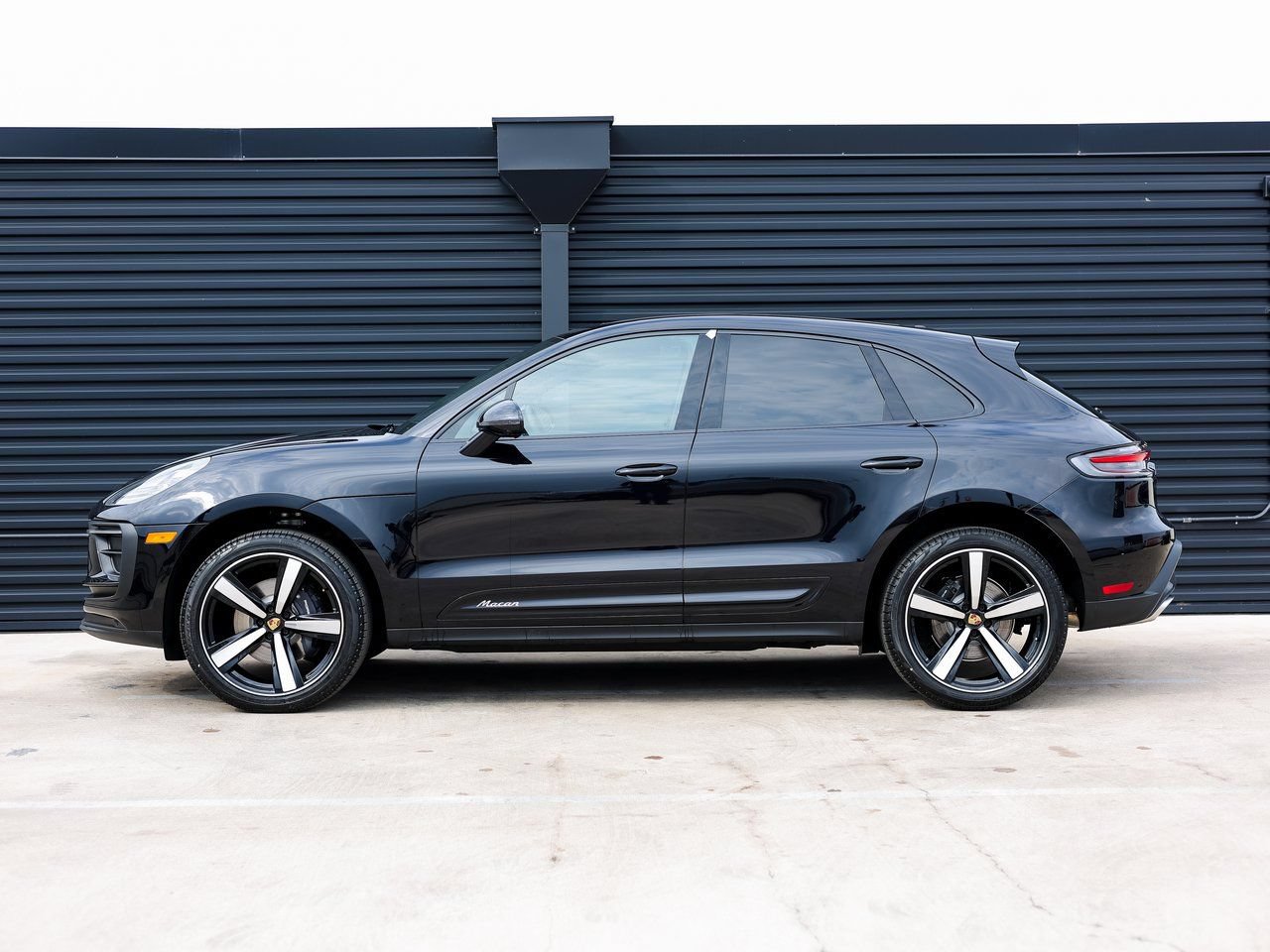 Certified 2026 Porsche Macan AWD/4WD image 2