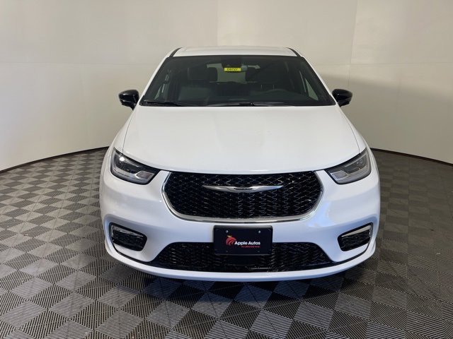 New 2026 Chrysler Pacifica Select image 2