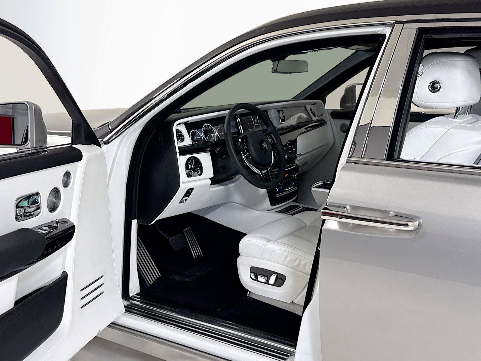 Used 2023 Rolls-Royce Phantom Sedan RWD image 12