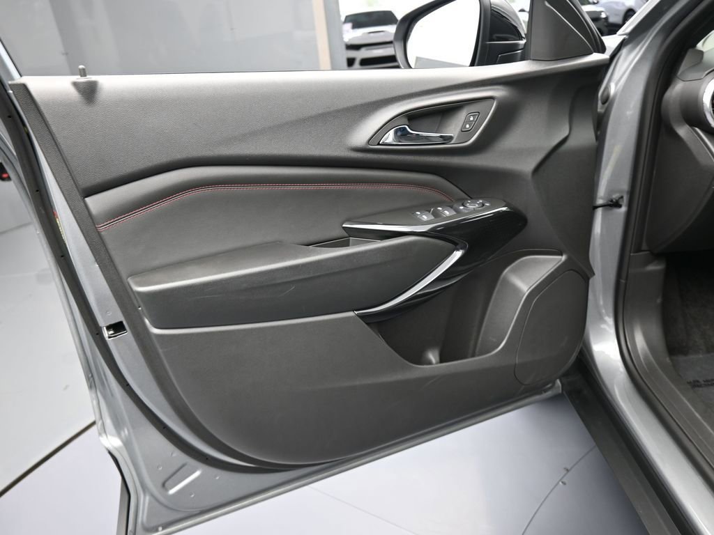 Used 2025 Chevrolet Trax RS w/ Driver Confidence Package image 15