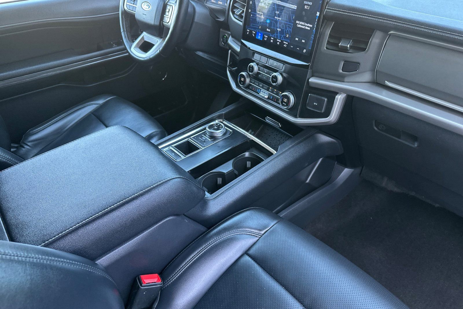 Used 2023 Ford Expedition XLT image 17