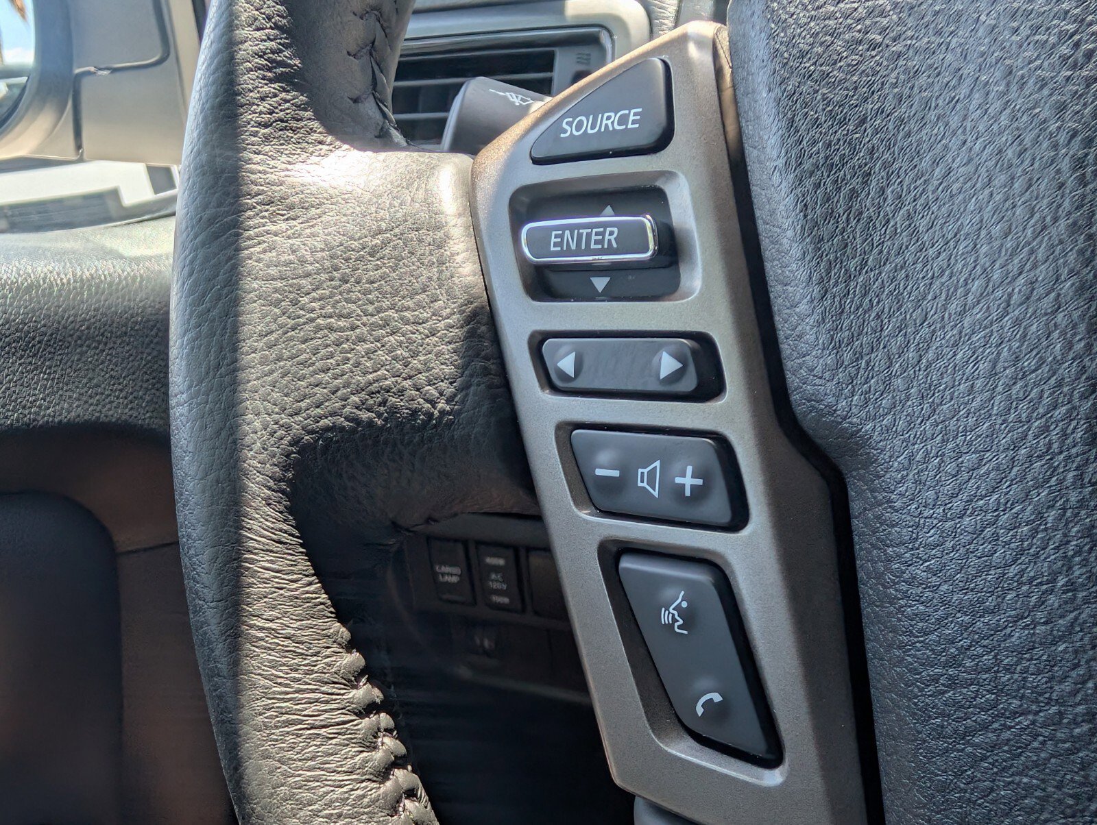 Used 2024 Nissan Titan SV w/ SV Bronze Edition Package RWD image 29