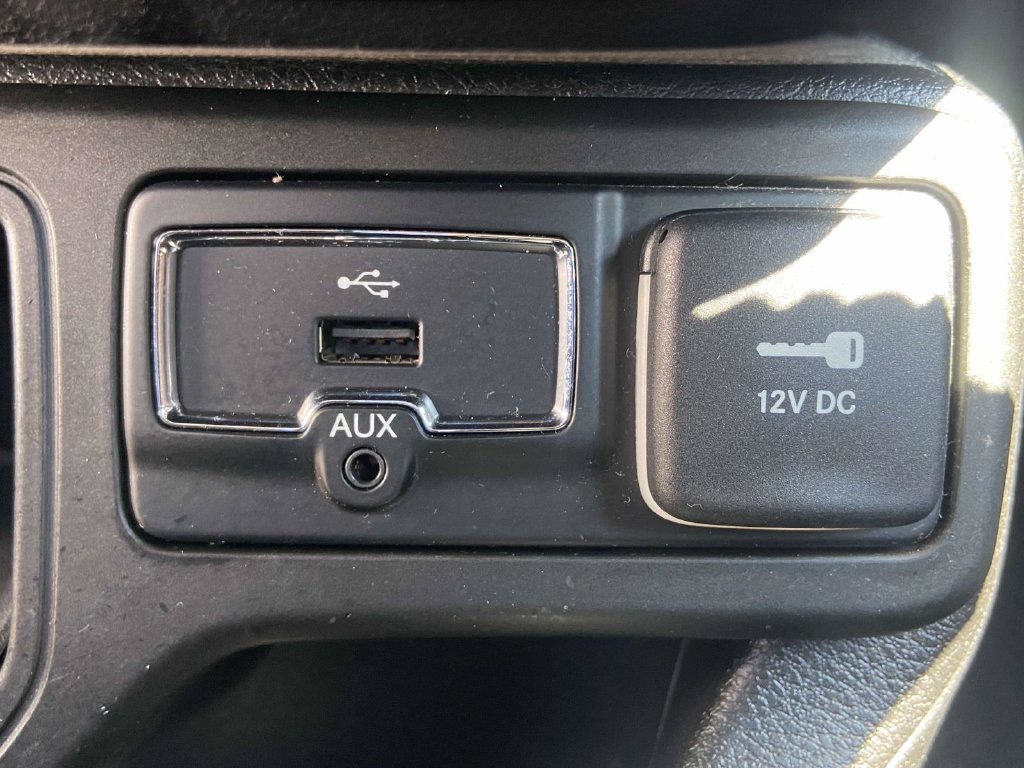 Used 2018 Jeep Renegade Altitude w/ Advanced Technology Group FWD image 30