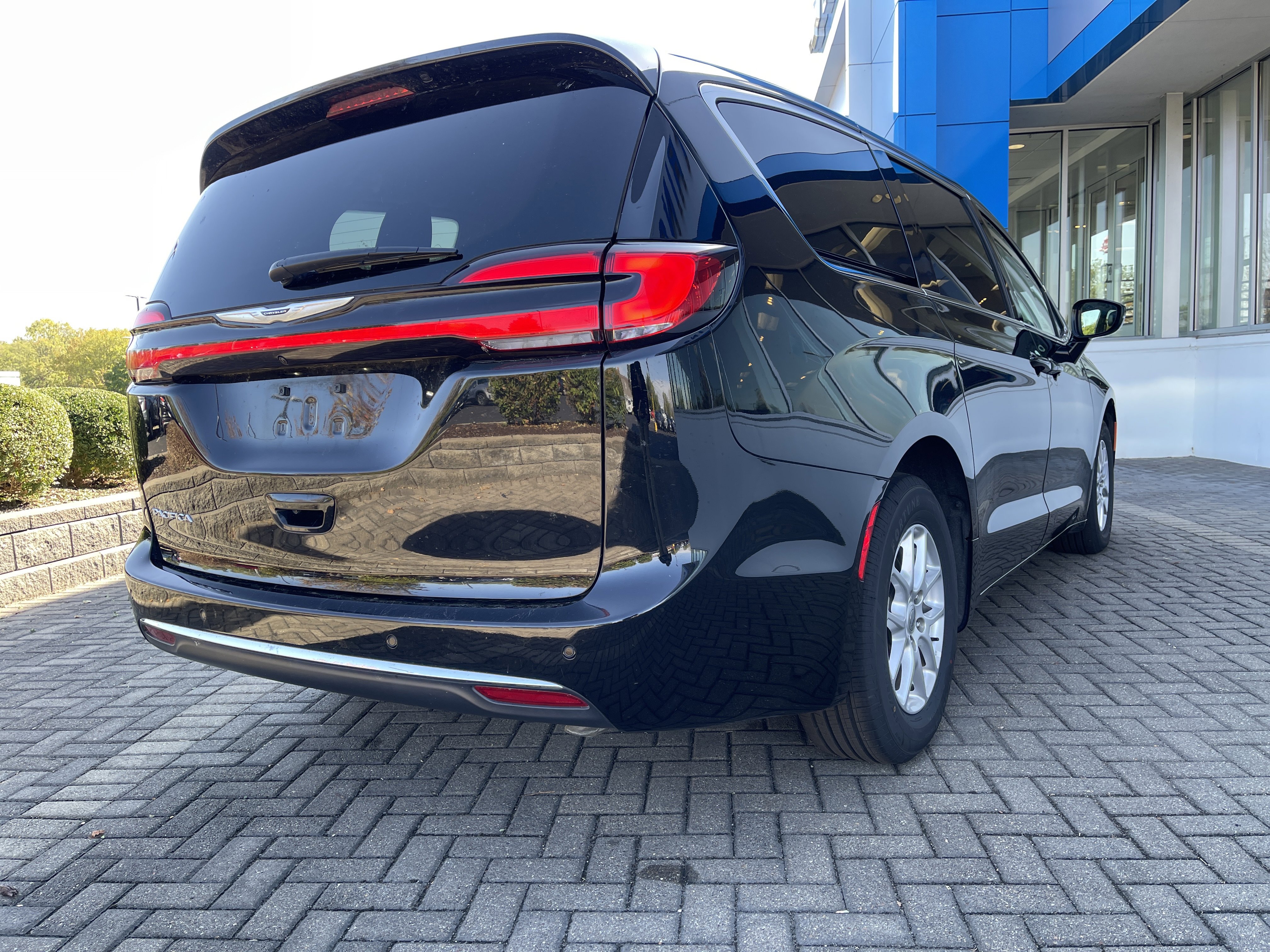 Used 2024 Chrysler Pacifica Touring-L image 5