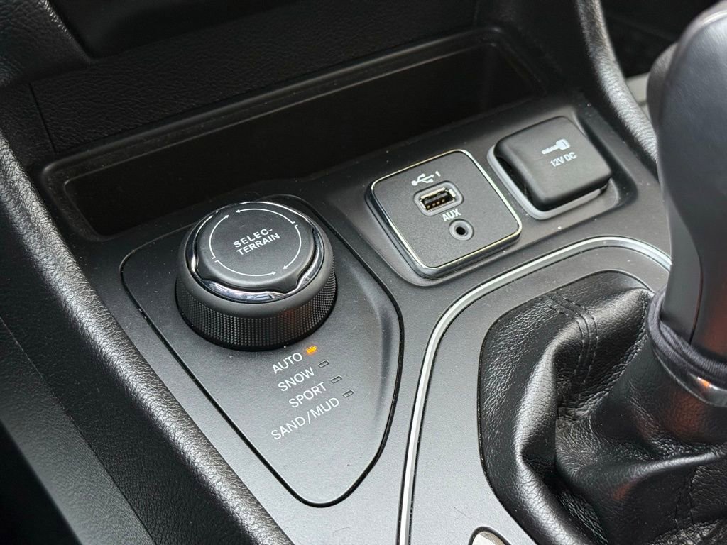 Used 2019 Jeep Cherokee Latitude Plus w/ Cold Weather Group image 23