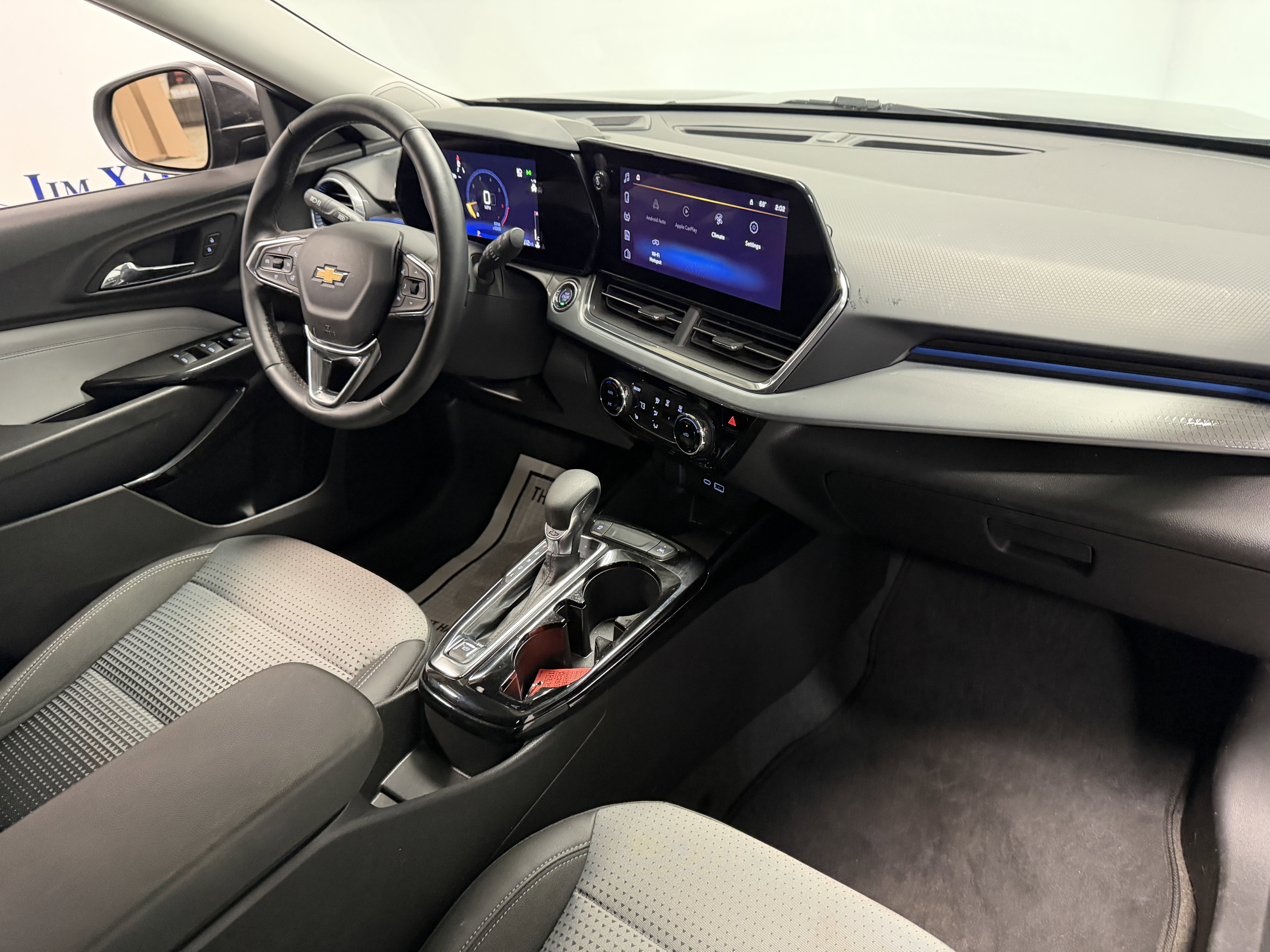 Used 2024 Chevrolet Trax LT w/ LT Convenience Package image 7