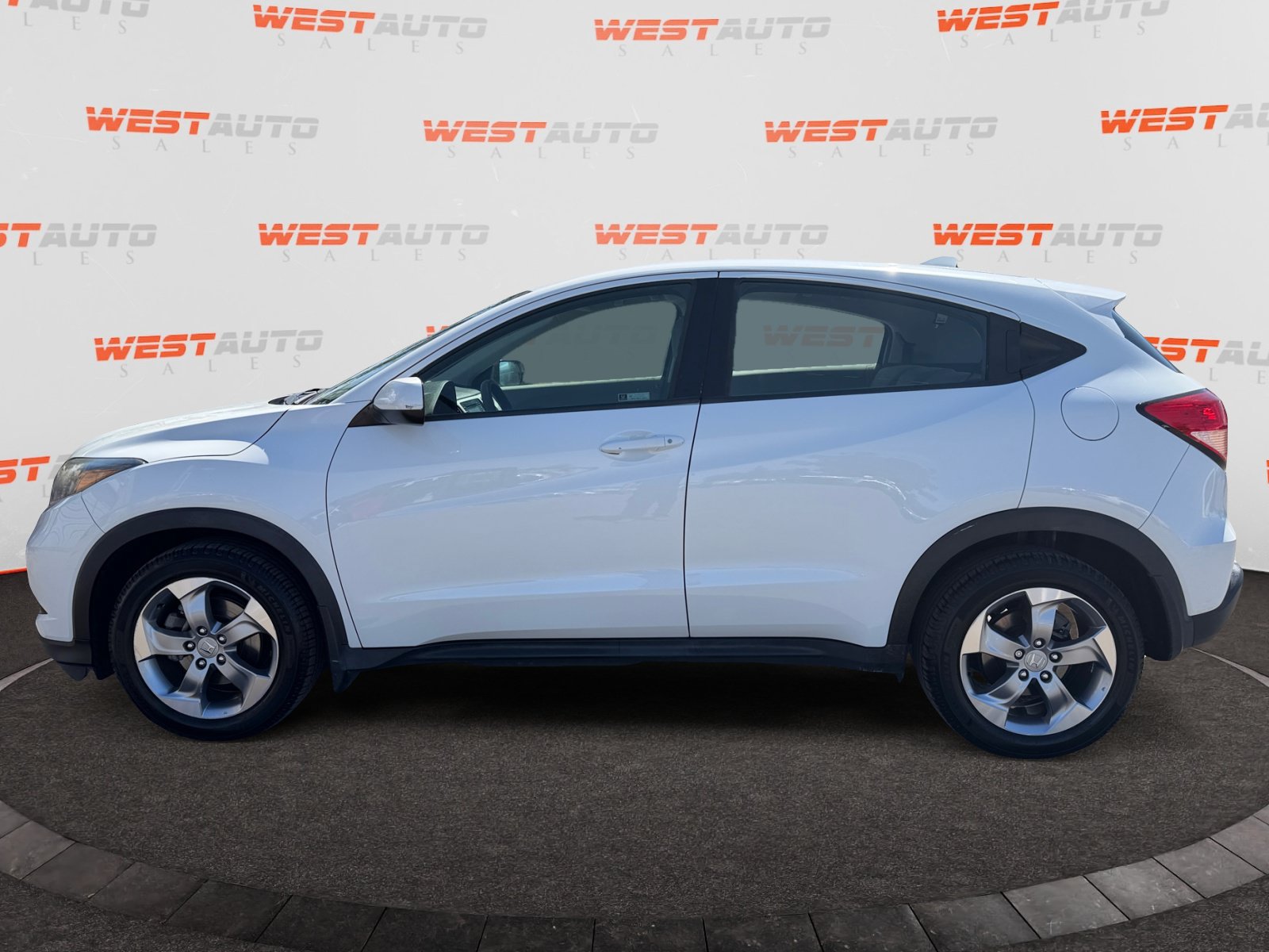 Used 2018 Honda HR-V LX image 2