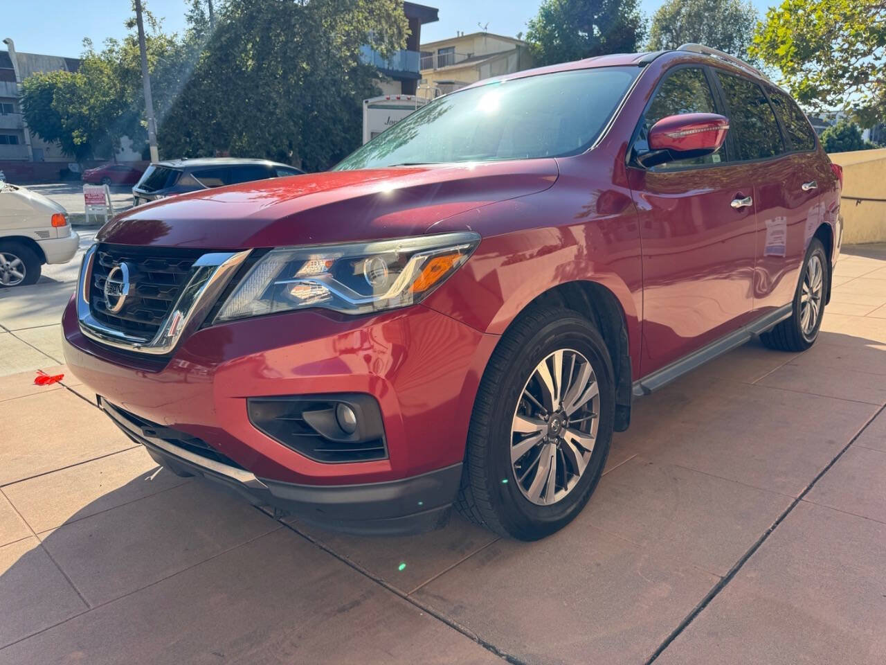 Used 2017 Nissan Pathfinder SV FWD image 2