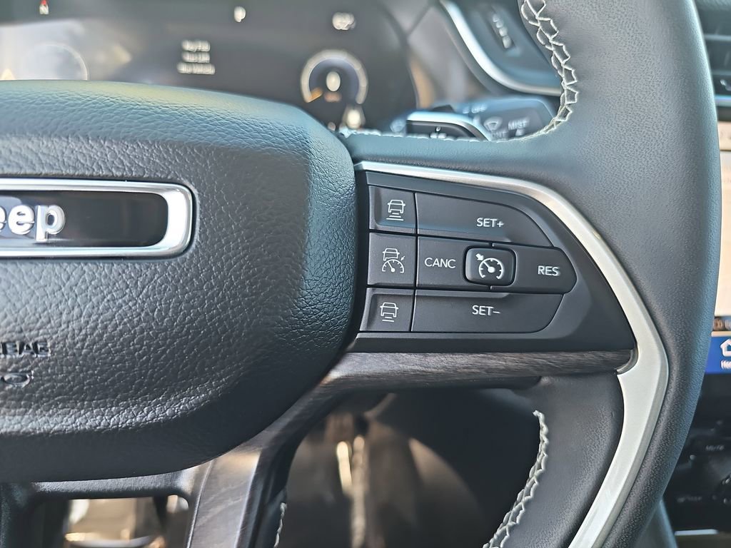 Used 2023 Jeep Grand Cherokee Limited w/ Black Appearance Package image 18