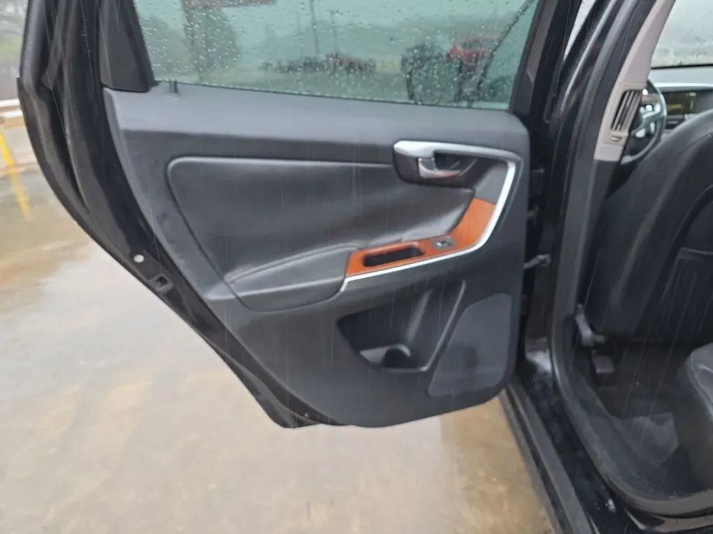 Used 2017 Volvo XC60 T5 Inscription image 37