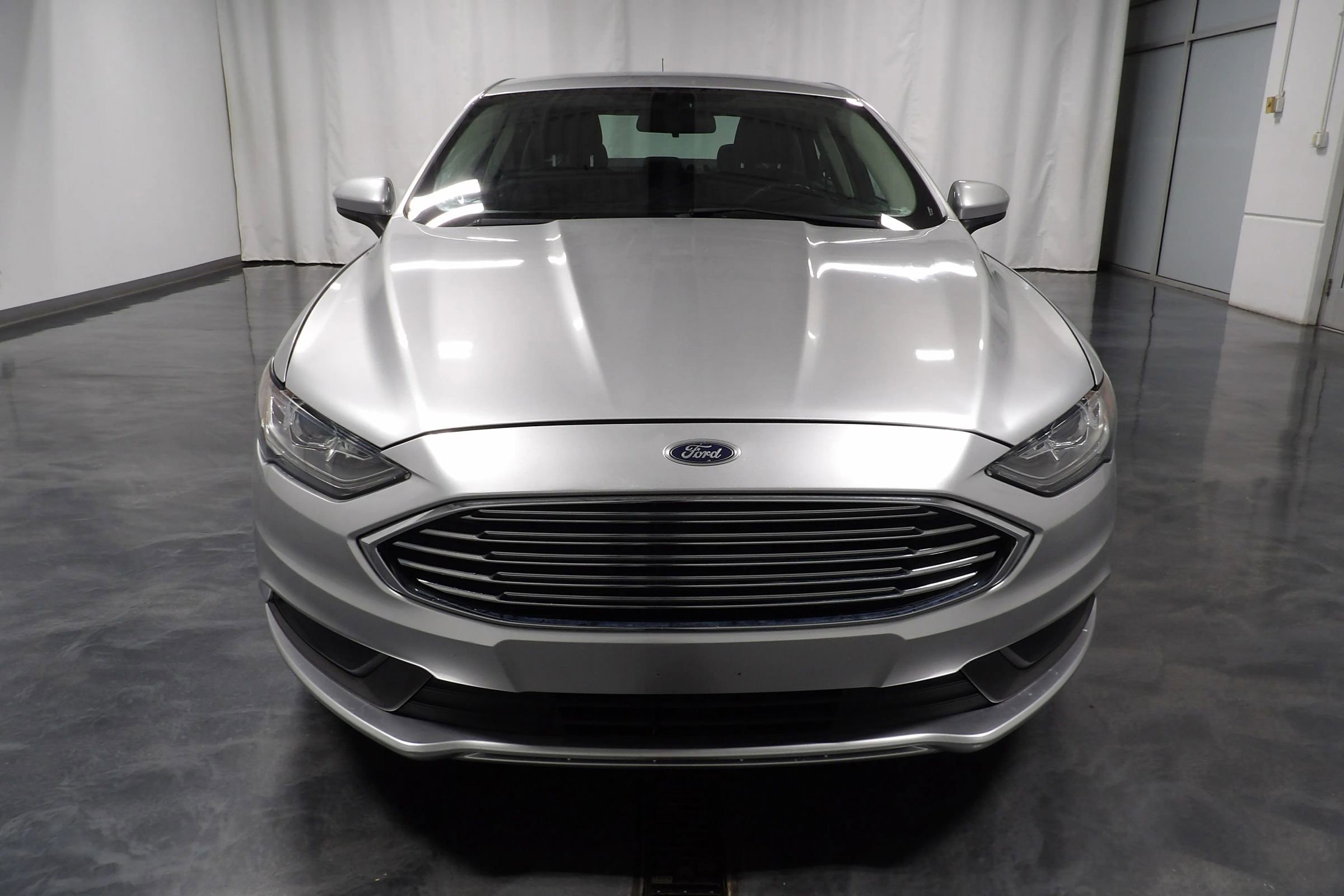 Used 2018 Ford Fusion SE image 2