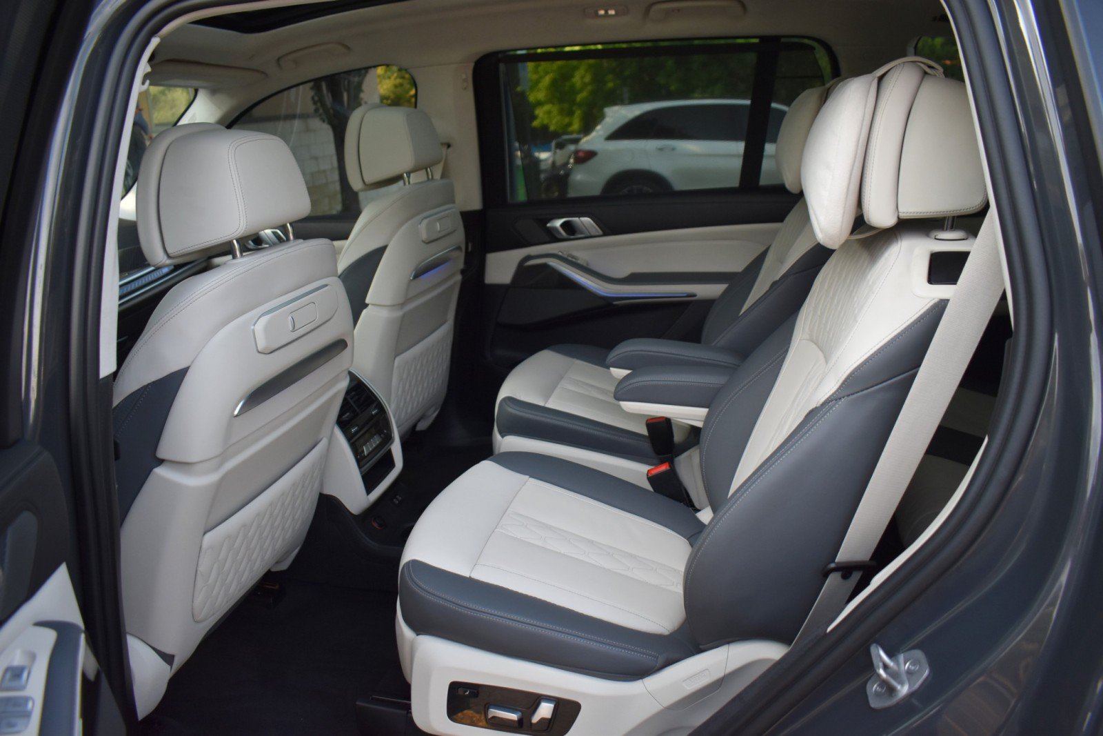 Used 2023 BMW X7 M60i AWD/4WD image 32