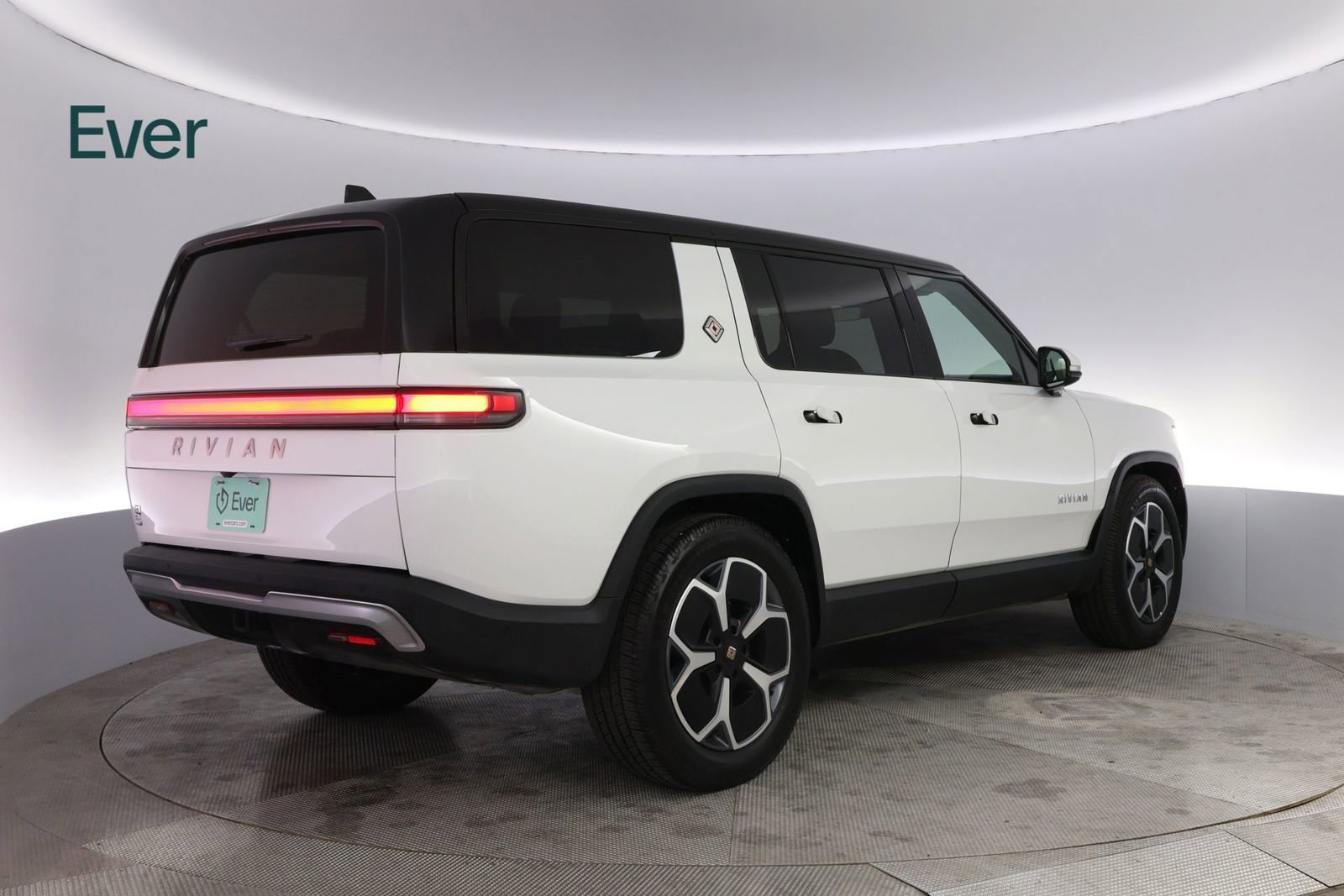 Used 2024 Rivian R1S Adventure AWD/4WD image 3