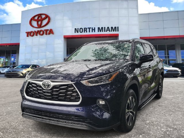 Used 2021 Toyota Highlander XLE FWD image 2