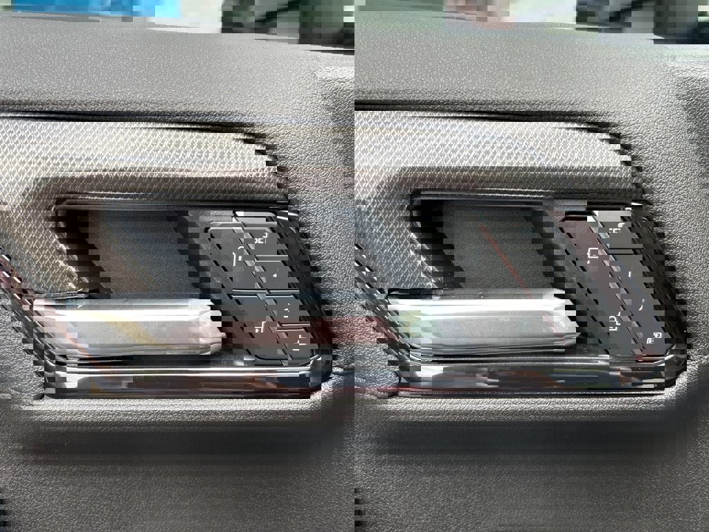 Used 2025 GMC Sierra 2500 AT4 image 23