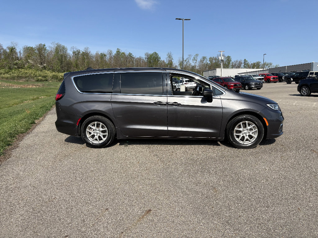 Used 2023 Chrysler Pacifica Touring-L image 6