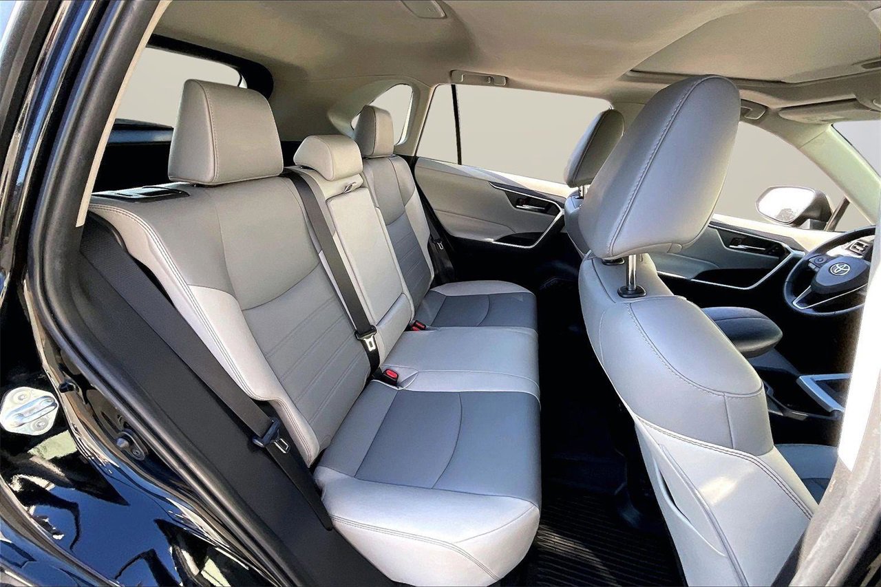 Used 2022 Toyota RAV4 XLE Premium image 24