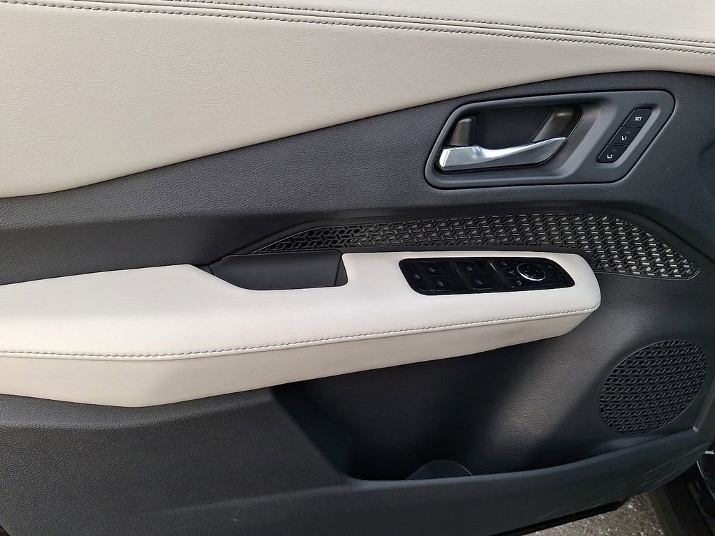 Used 2024 Nissan Ariya AWD image 10