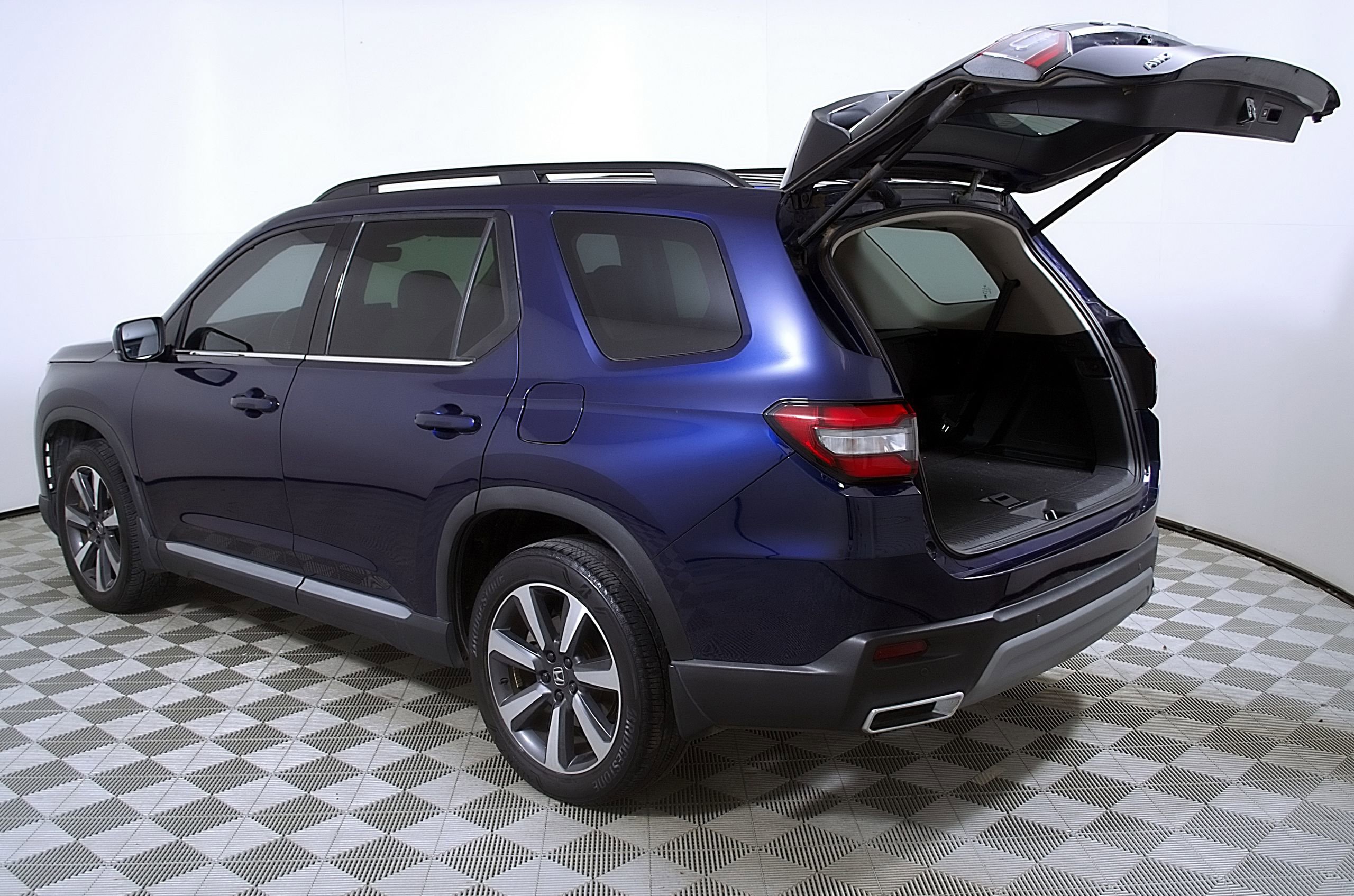 Used 2023 Honda Pilot Touring image 10