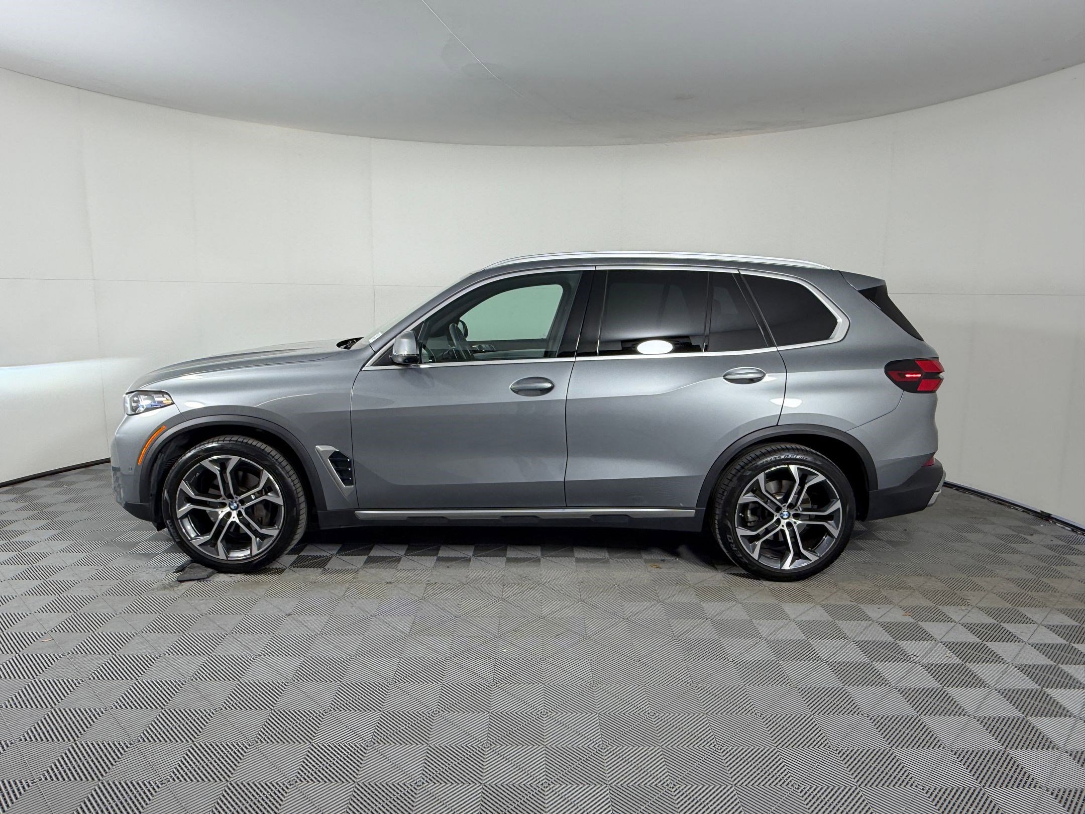 Certified 2024 BMW X5 xDrive40i w/ Premium Package AWD/4WD image 2