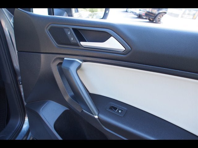 Used 2020 Volkswagen Tiguan SEL FWD image 13